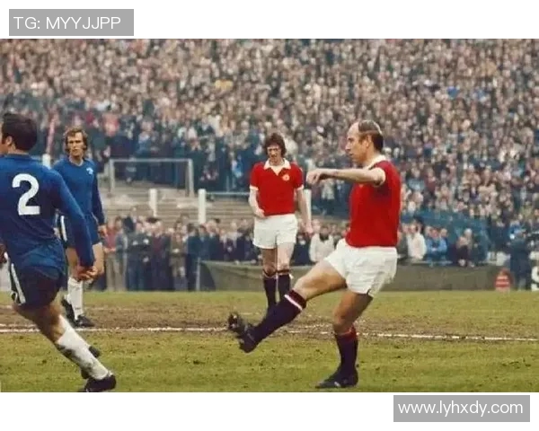 足球明星张开手臂庆祝胜利瞬间展现激情与荣耀的完美结合