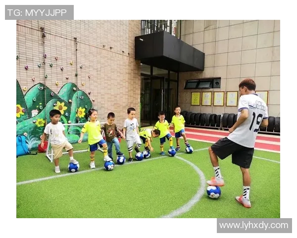 足球明星展板幼儿园：让孩子们在快乐中学习足球知识与团队精神