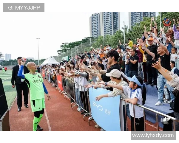 香港足球明星队盛大合影展现团结与拼搏精神的精彩瞬间 香港足球明星队盛大合影展现团结与拼搏精神的精彩瞬间