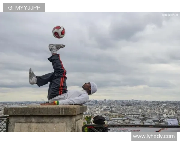 足球明星花式起球瞬间精彩集锦展现球技与魅力的完美结合