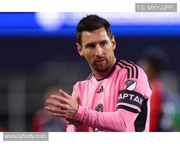 深邃眼神与黄发交相辉映足球明星的魅力与风采尽显无遗