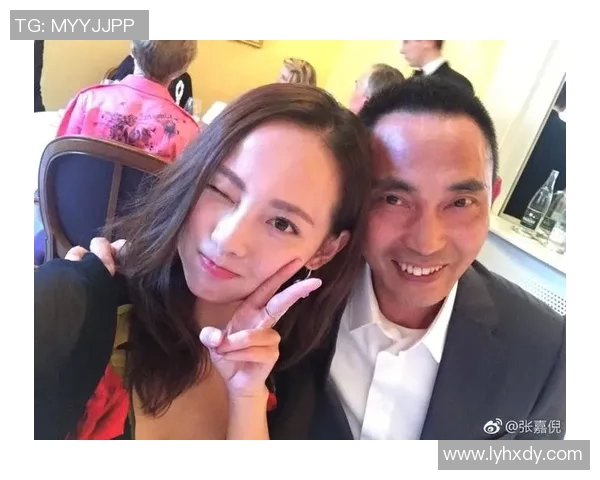 足球明星与父亲温馨合影展现亲情与奋斗历程的感人瞬间